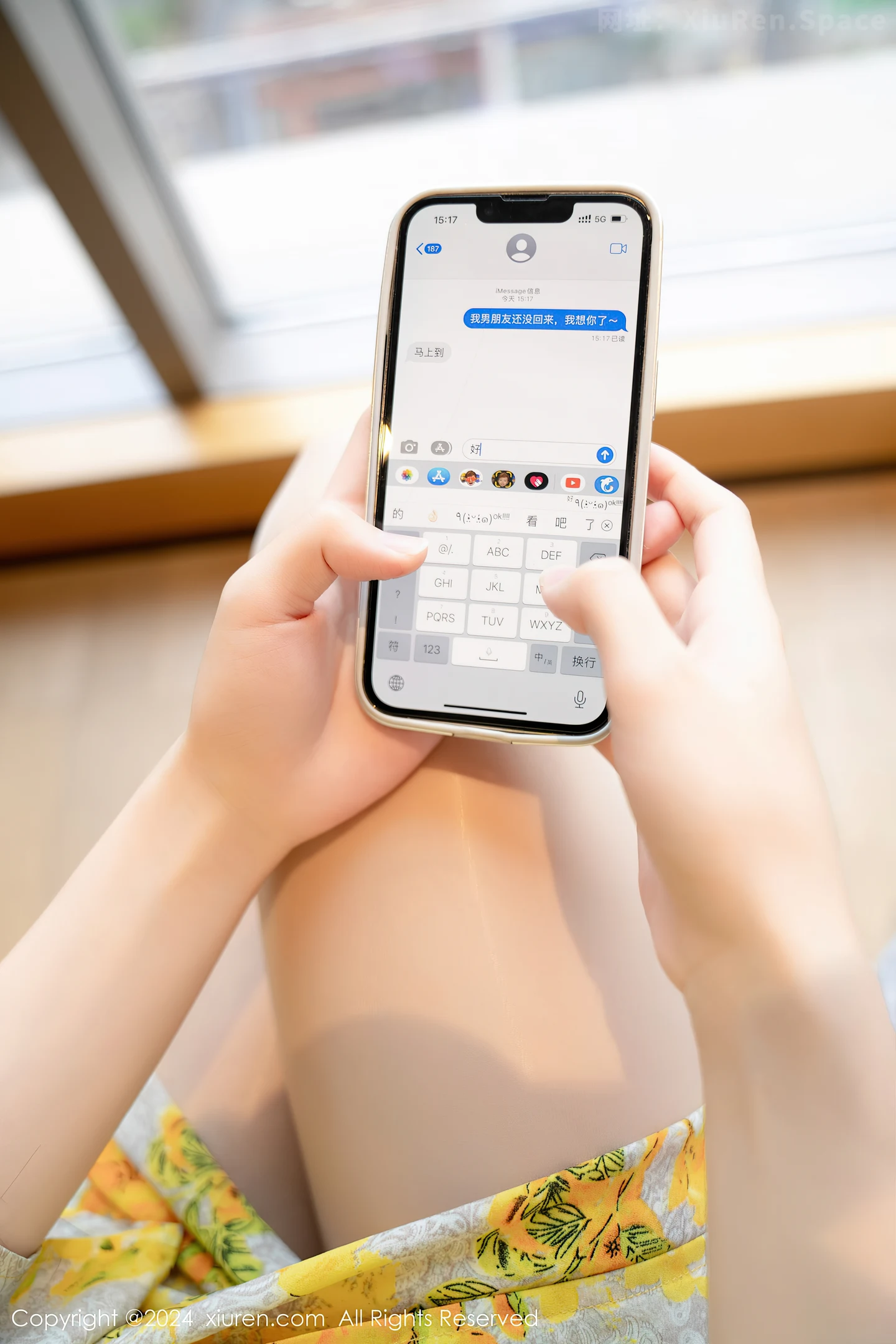 图片[2]-[XiuRen秀人网]VOL.7981 模特利世情节拍摄性感黄色连衣裙露白色蕾丝内衣完美诱惑写真99P-秀人网官方网站